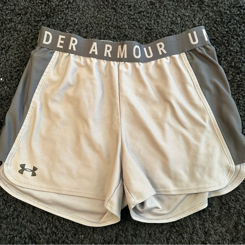 050 Under Armour - Women's Gray and Black Shorts - Size small
